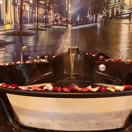 Underground Jacuzzi Couette-café