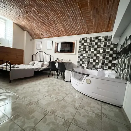 Underground Jacuzzi Bed and Breakfast Krasków