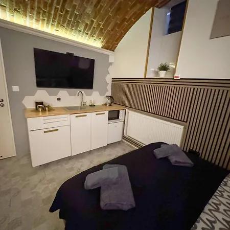 Underground Jacuzzi Alojamento de Acomodação e Pequeno-almoço Cracóvia