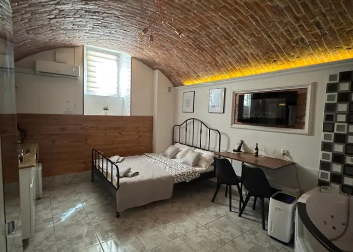 فندق مبيت وإفطار Underground Jacuzzi 4*