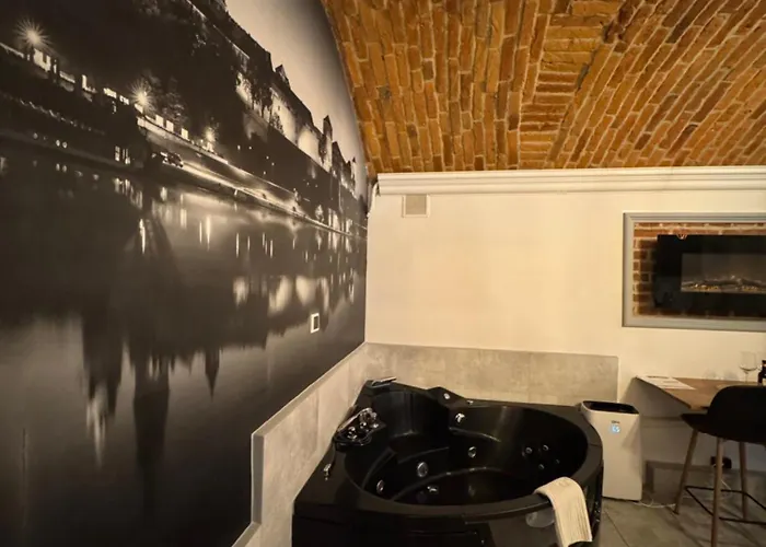 Underground Jacuzzi فندق مبيت وإفطار كراكوفيا