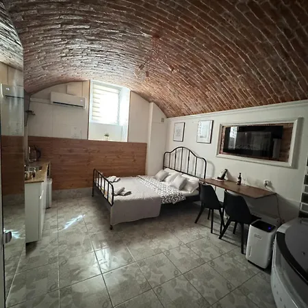 Underground Jacuzzi Bed and Breakfast 4*