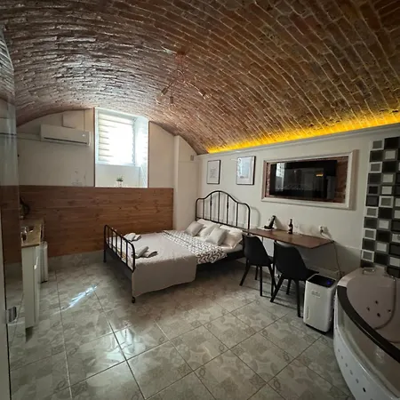 Bed and Breakfast Underground Jacuzzi 4*