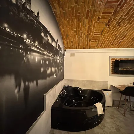 Underground Jacuzzi Bed and Breakfast Krasków